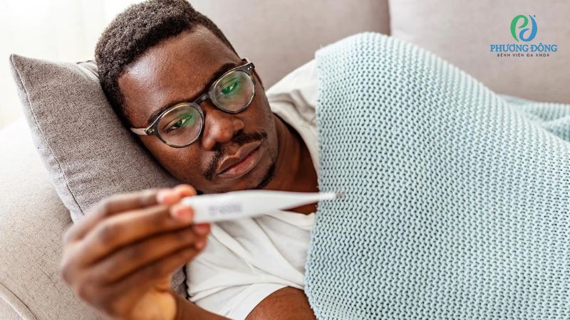 Bênh nhân viêm khớp sốt kéo dài cần nhanh chóng thăm khám, can thiệp y tế