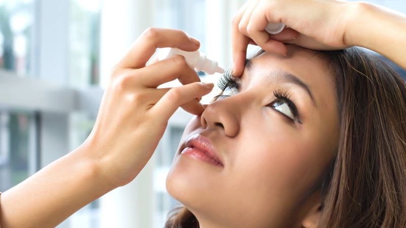 Bạn nên dùng thuốc nhỏ mắt theo chỉ định của bác sĩ