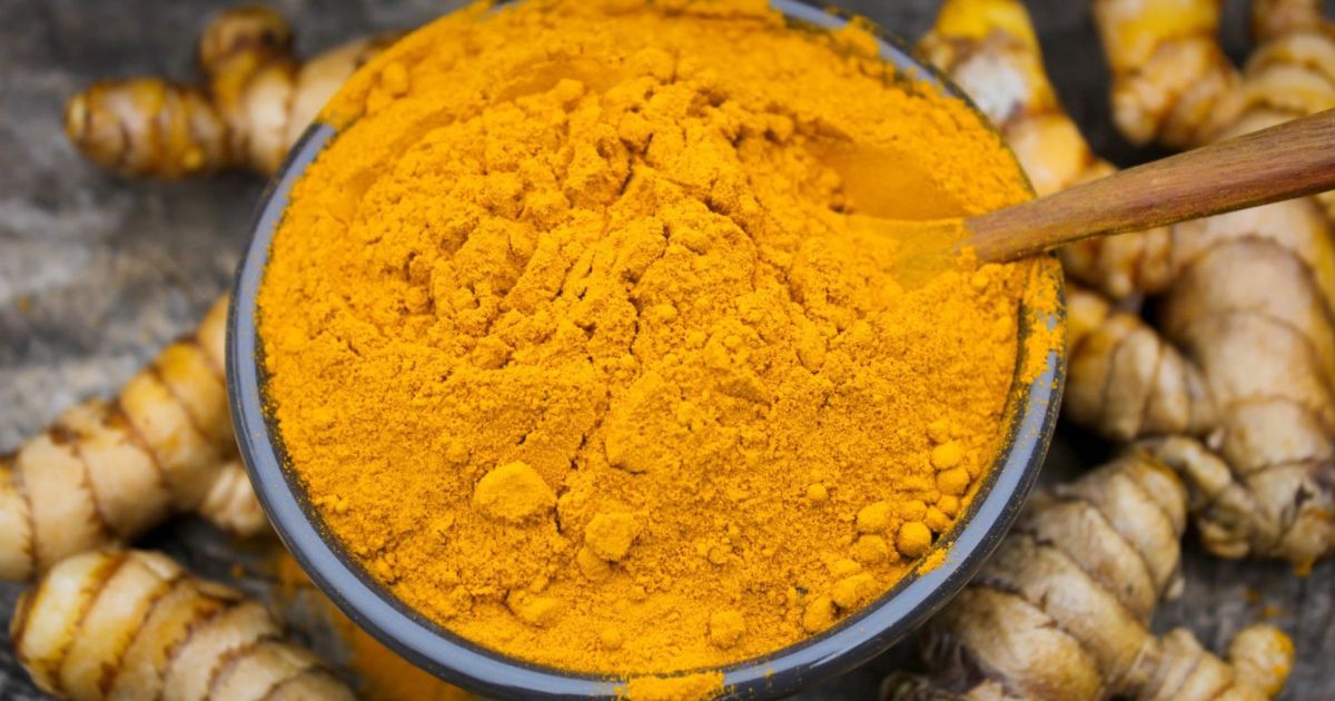 Bạn nên thử dùng nước cốt nghệ thoa lên vùng da bị tím quanh mắt