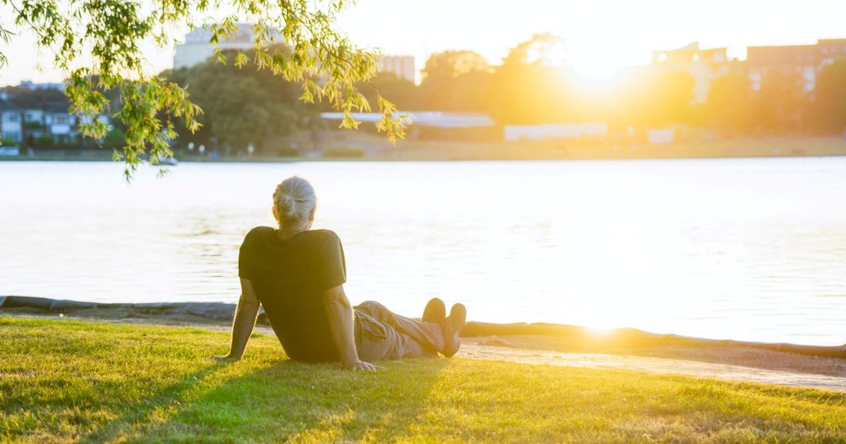 Sau 1 ngày làm việc dài, hãy dành thời gian nghỉ ngơi cho mắt thư giãn