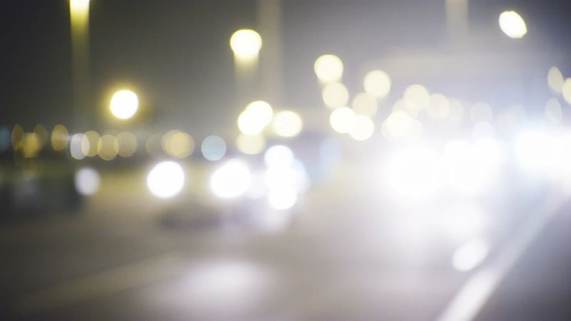 Bạn nên đi khám nếu có dấu hiệu nhìn mờ, nhạy cảm với ánh sáng