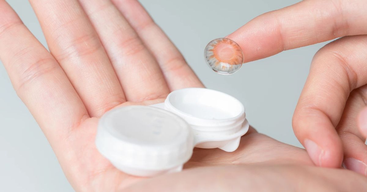 Hãy ngâm lens vào dung dịch chuyên dụng trước khi sử dụng