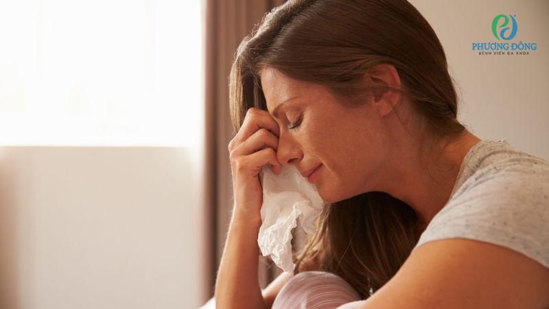 Khóc nhiều không làm mù mắt nhưng có thể gây sưng, đau, đỏ và nhìn mờ tạm thời