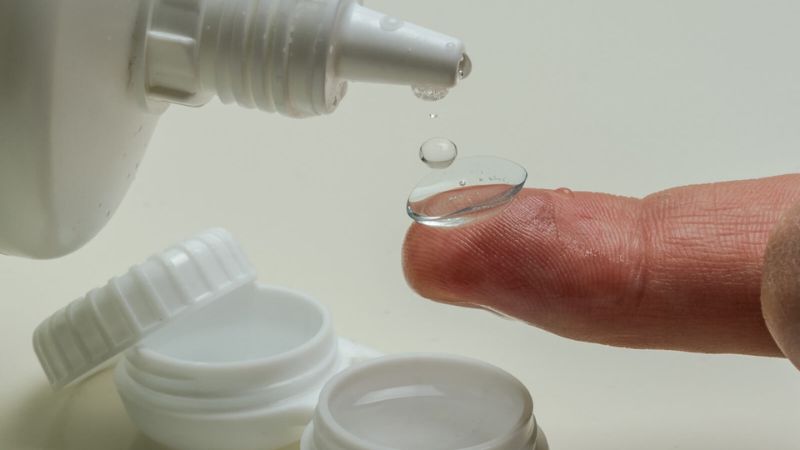 Nếu lens quá khô bạn có thể nhỏ thêm dung dịch làm ẩm