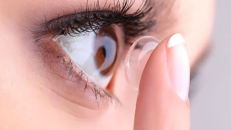 Đeo kính áp tròng không đúng cách cũng khiến mắt bạn bị đỏ lên