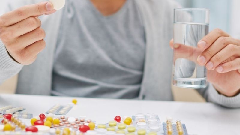 Người bệnh có thể phải uống thuốc để điều trị triệu chứng đau mắt đỏ