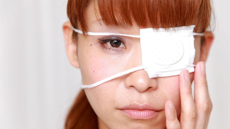 Nếu không may bị chấn thương mắt bạn nên đi thăm khám càng sớm càng tốt