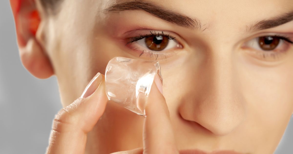 Chườm lạnh giúp giảm đau vùng mắt