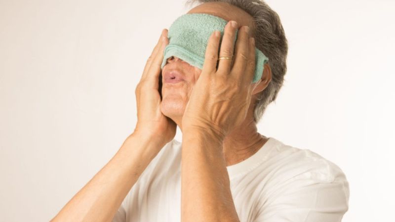 Bạn có thể chườm lạnh vùng mắt để giảm nhẹ các triệu chứng đau mắt
