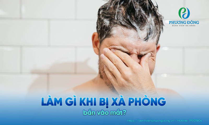 Làm gì khi bị xà phòng bắn vào mắt?