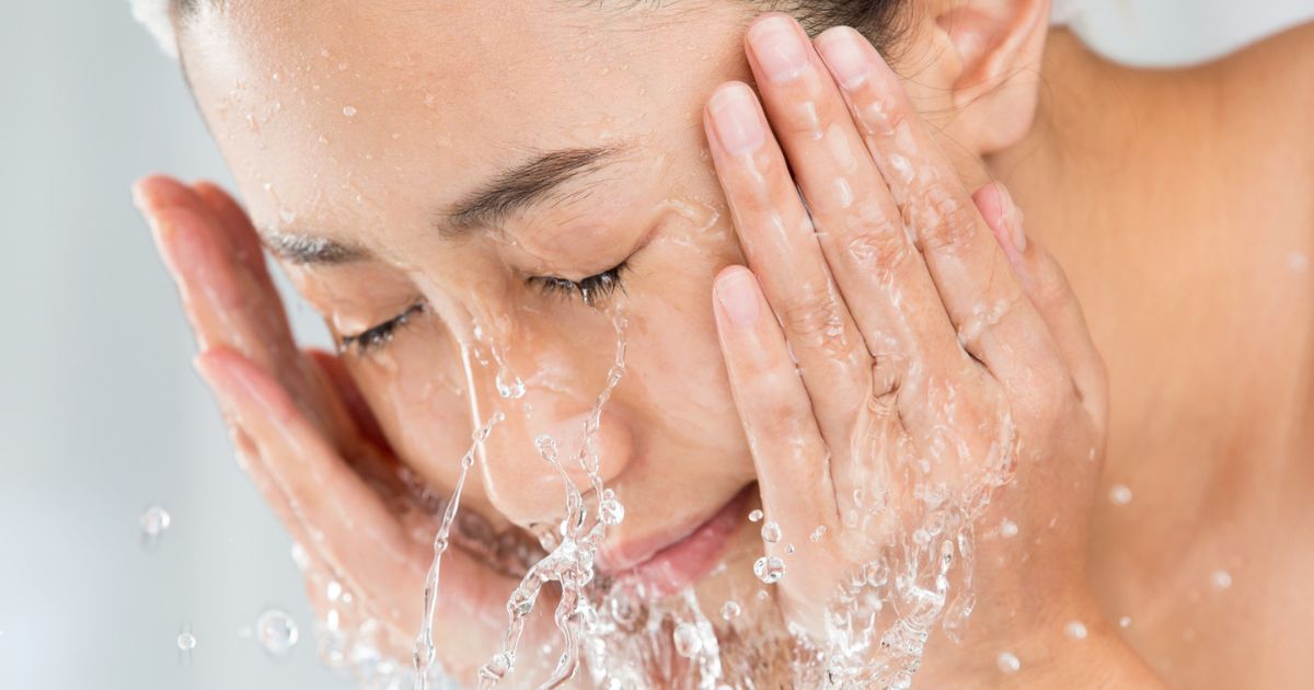 Bạn nên rửa mắt ngay với nước sạch ngay khi mới bị xà phòng bắn vào mắmắt