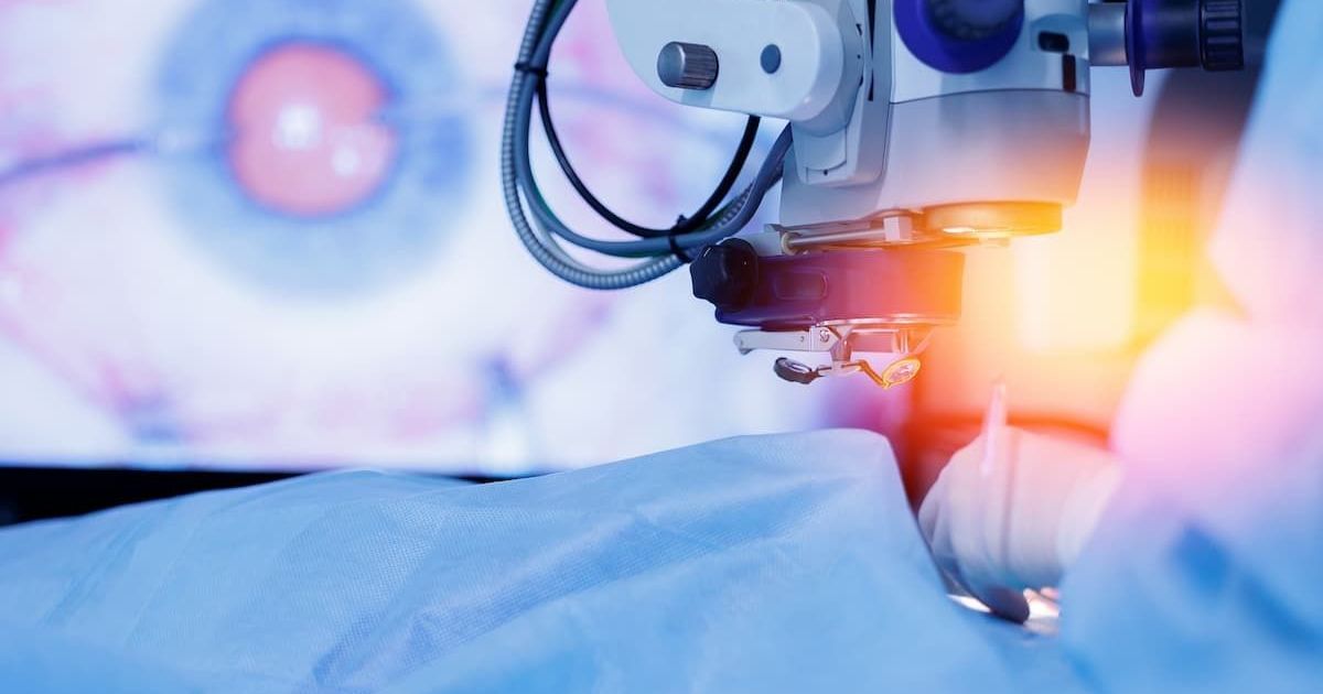 Trong một số trường hợp, người bệnh phải được phẫu thuật cắt dịch kính để điều trị