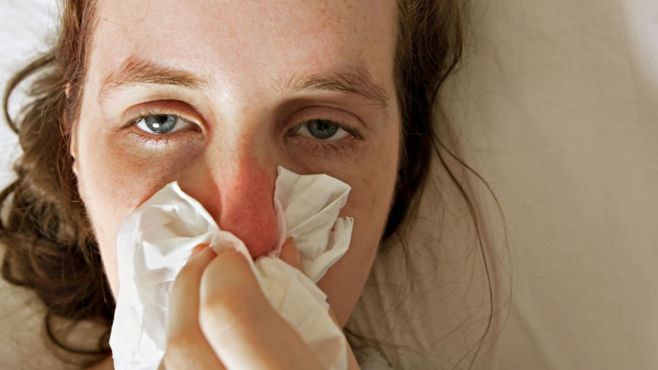 Đau nhức mũi, sưng mũi là một trong các biểu hiện của gãy xương mũi