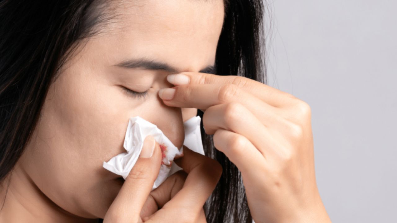 Bạn nên dùng gạc, băng sạch để tự cầm máu tại nhà