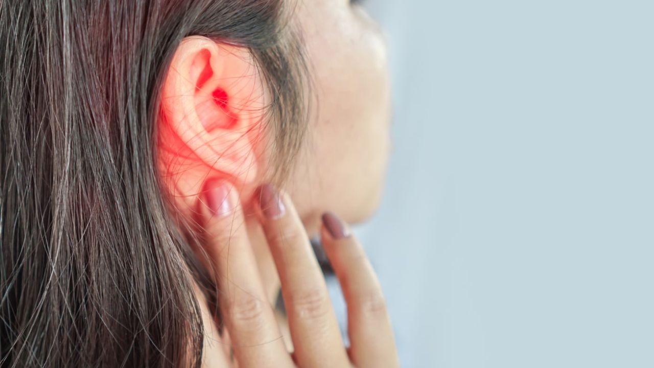 Đau tai là một trong các dấu hiệu của thủng màng nhĩ