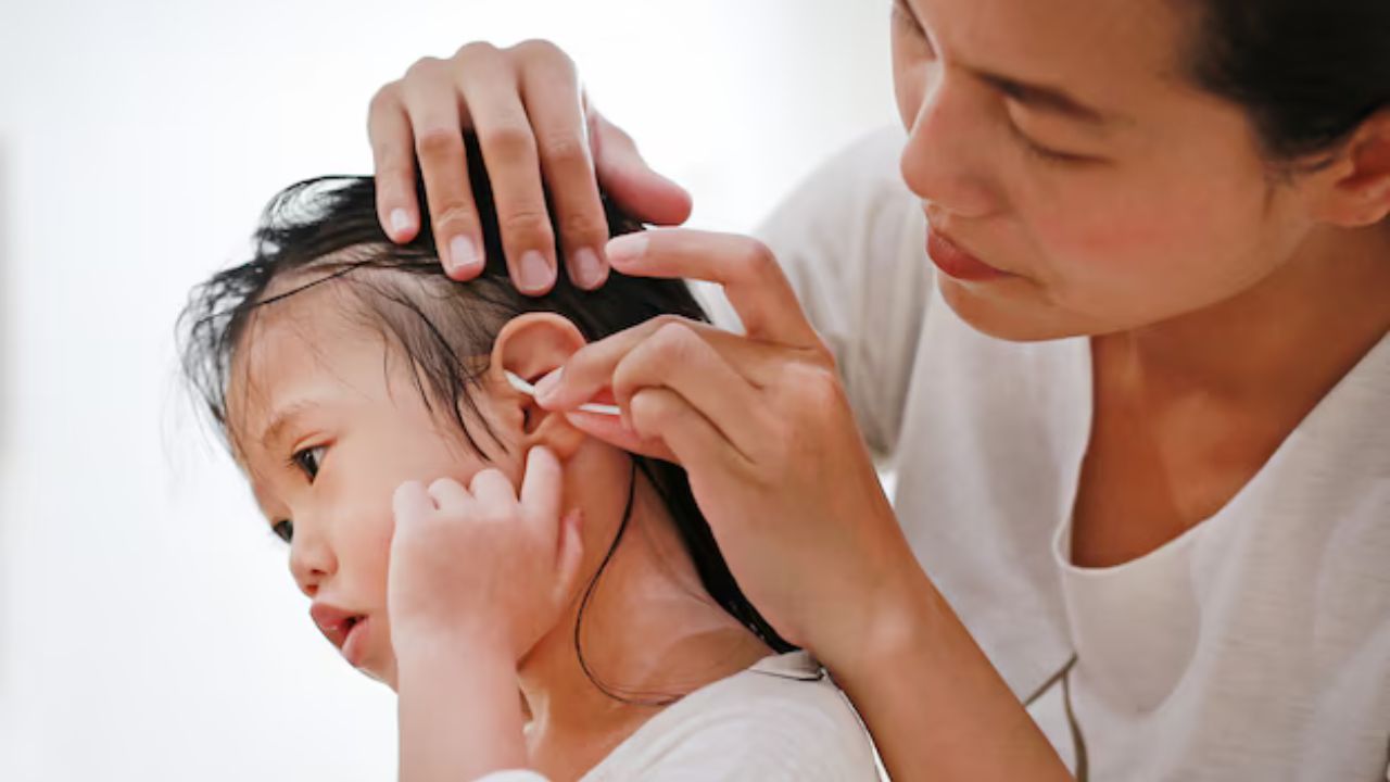 Mẹ nên vệ sinh tai cho bé định kỳ