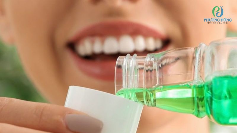 Sử dụng kết hợp nước súc miệng để loại bỏ mảng bám ở những vị trí khó tiếp cận