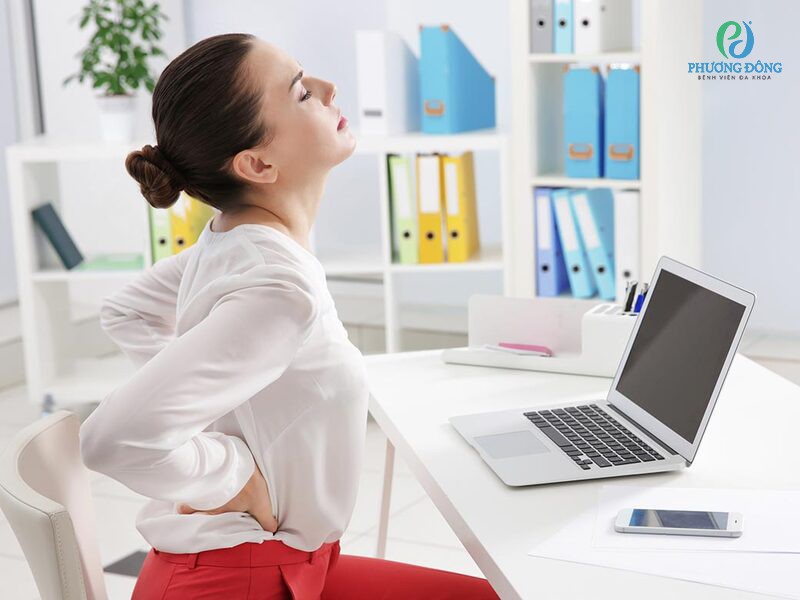 Đau lưng, mỏi cổ vai gáy - dấu hiệu xương khớp xuống cấp đang dần phổ biến ở người trẻ từ 20-35 tuổi.
