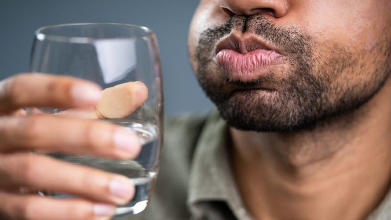 Bạn nên súc miệng với nước muối sinh lý hàng ngày