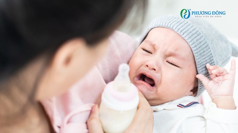 Lưỡi ngắn khiến bé khó khăn trong cả ăn sữa mẹ lẫn bú bình