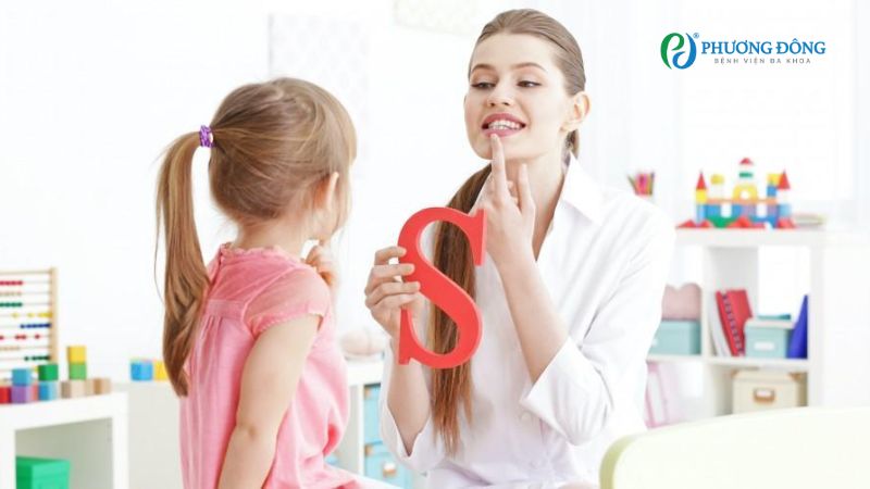 Trong nhiều trường hợp, bé sẽ phải trị liệu ngôn ngữ với chuyên gia