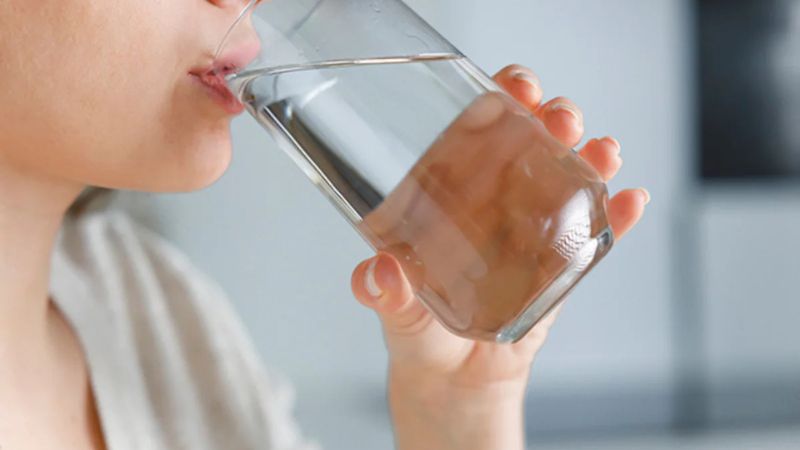 Hãy duy trì thói quen uống đủ nước mỗi ngày