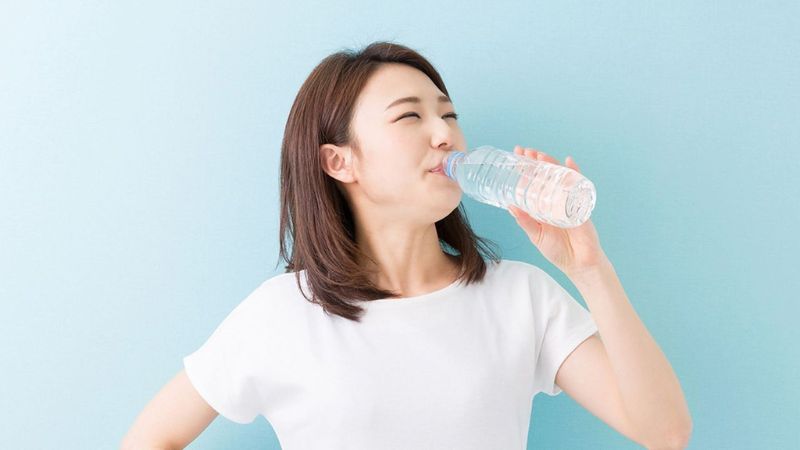 Hãy chủ động uống đủ nước mỗi ngày