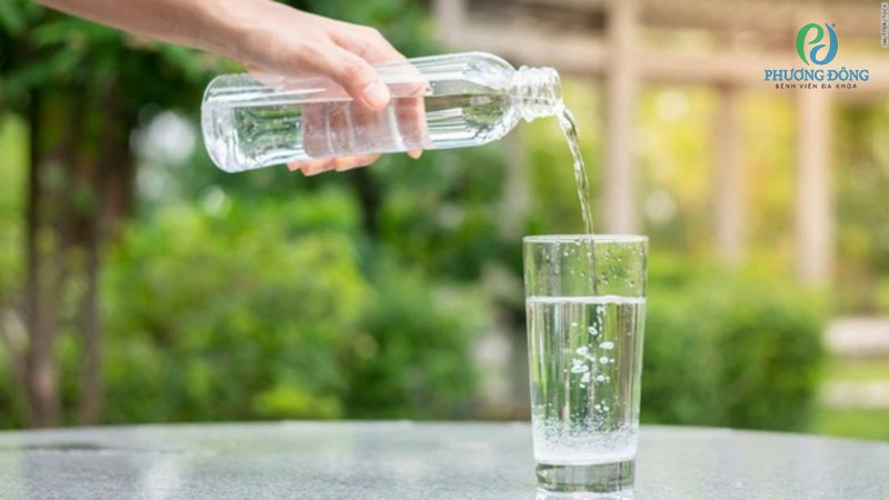 null Uống đủ nước mỗi ngày giúp phòng tránh say nắng hiệu quả.
