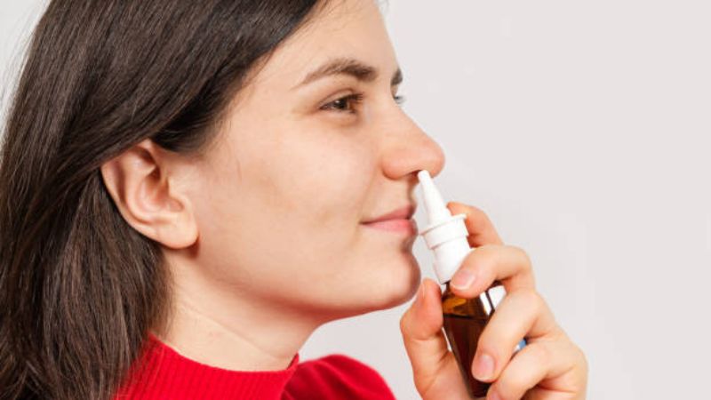 Bạn nên dùng thuốc nhỏ mũi hàng ngày để điều trị viêm mũi