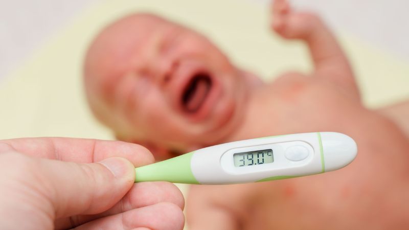 Một trong các triệu chứng của RSV là sốt cao kéo dài