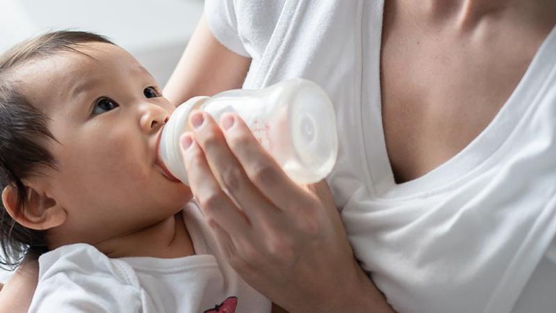 Cha mẹ nên bổ sung nước hoặc sữa cho con khi chăm sóc tại nhà