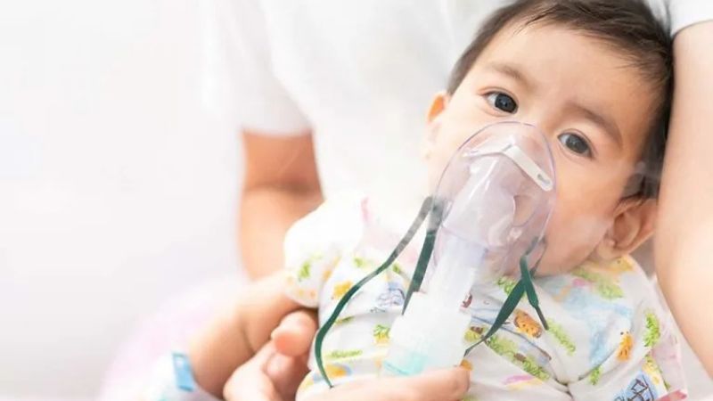 Bệnh nhi có thể được phải bổ sung oxy nếu bị khó thở nặng