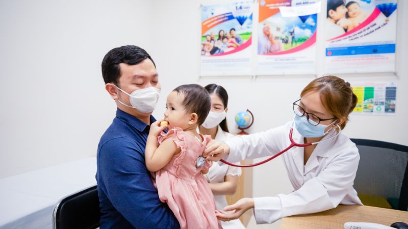 Bệnh nhi tiêm vắc xin tại Trung tâm Tiêm chủng Phương Đông