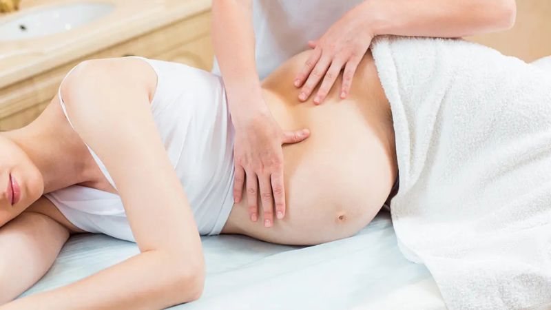Bạn có thể thử đi massage để đẩy lùi cơn đau
