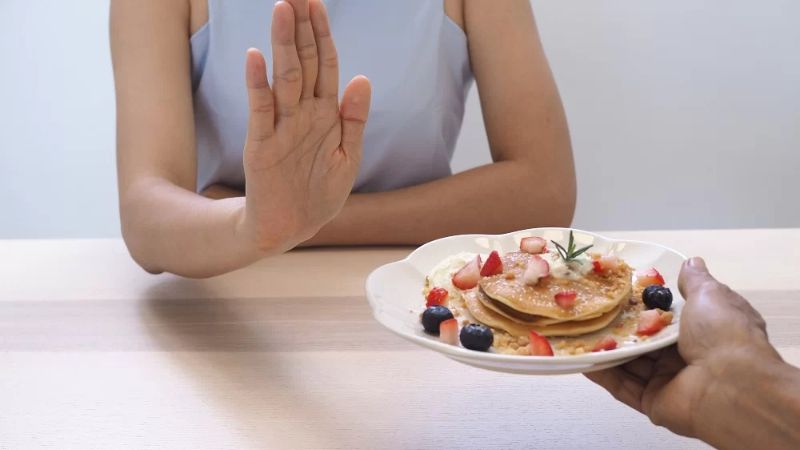 Trước khi phẫu thuật, bệnh nhân không nên ăn uống gì