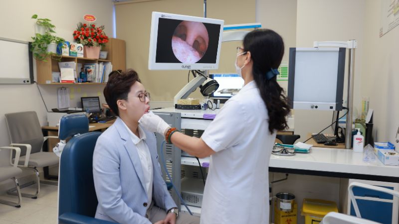 Bệnh nhân sẽ được nội soi tai mũi họng đếm kiểm tra kích thước và hình dạng khối u