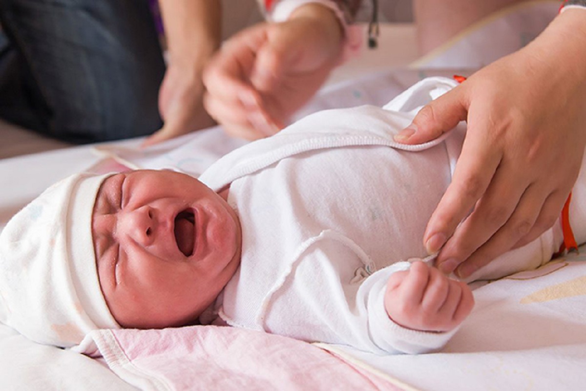 theo dõi dấu hiệu của trẻ để đánh giá tình trạng bé có hợp sữa không