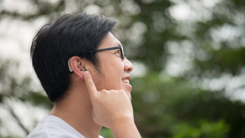 Nếu chức năng nghe của bạn suy giảm đến mức độ nhất định, bạn sẽ cần đeo máy trợ thính