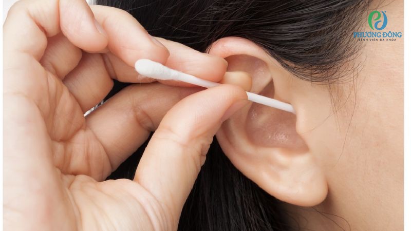 Ngoáy tai bị chảy máu dẫn đến nhiều biến chứng nguy hiểm