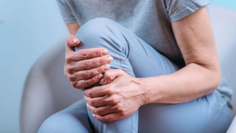 Bài tập nâng chân có thể hỗ trợ bạn giảm các triệu chứng tràn dịch khớp gối