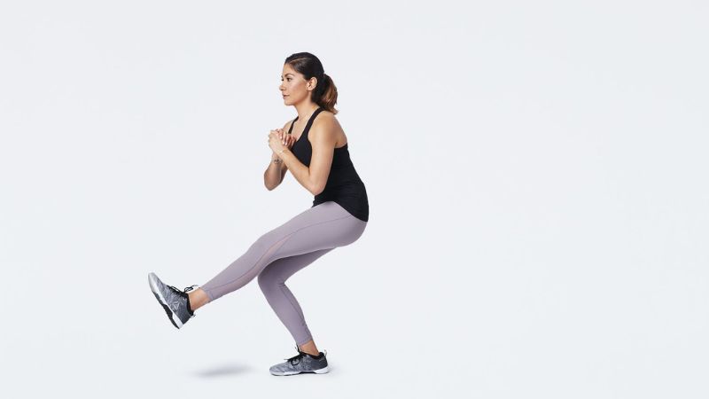 Bạn có thể thử tập squat