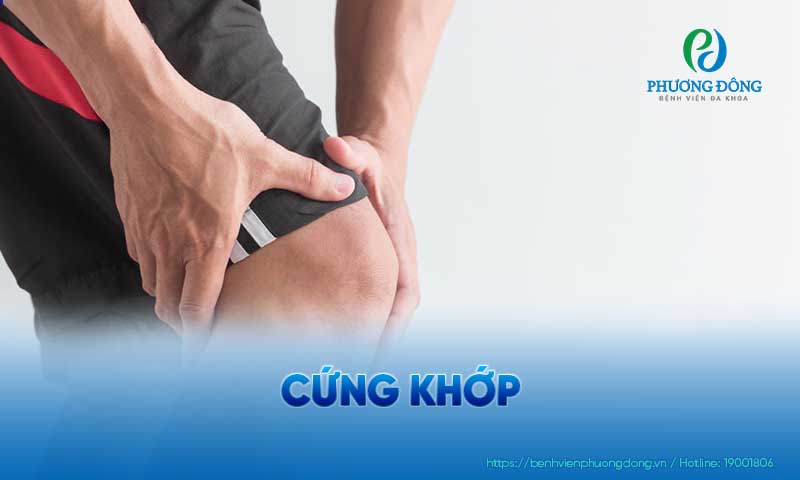 Cảm giác cứng ở khớp là biểu hiện thường gặp