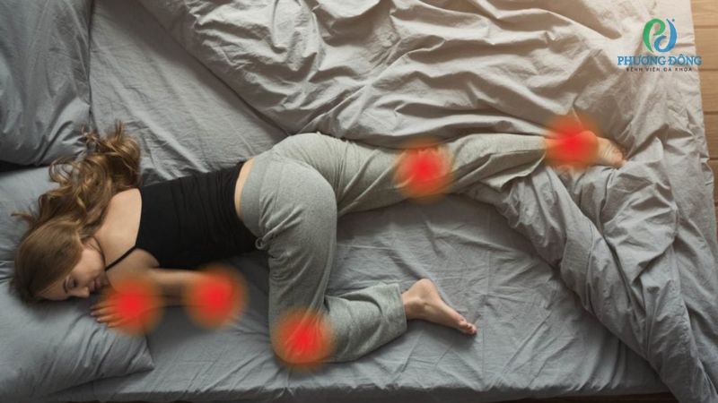 Tư thế nằm sấp, xoay cổ sai hướng,... có thể gia tăng cơn đau khớp về đêm