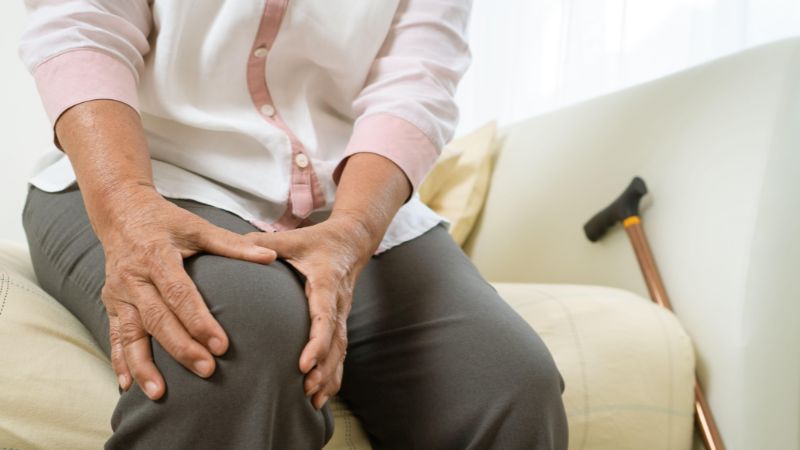 Người bị gai xương sẽ cảm thấy đau đớn khi vận động