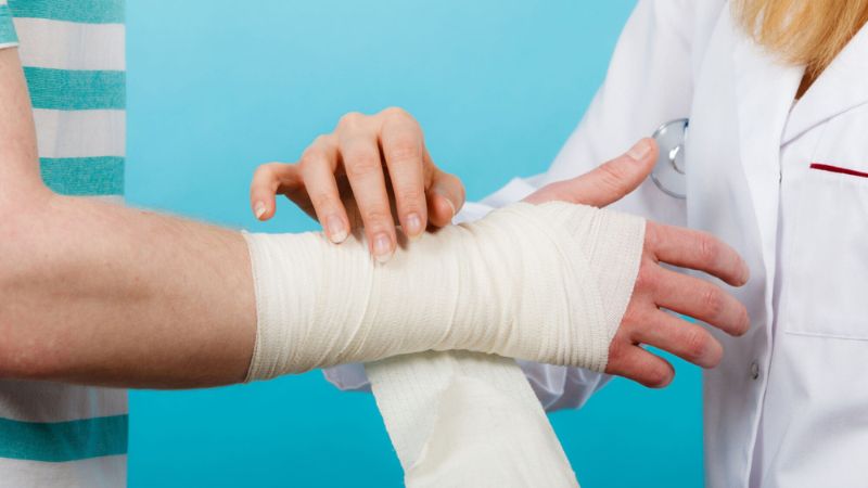 Bạn phải bó bột ít nhất 6 - 8 tuần