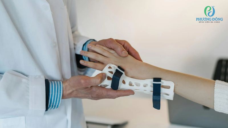 Điều trị bảo tồn gãy xương Galeazzi kín hoặc ít di lệch
