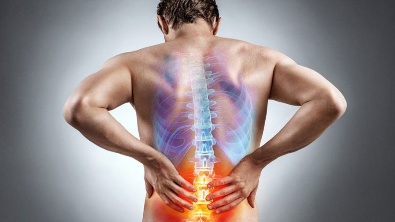 Người bệnh có thể cảm thấy đau đớn tại cột sống