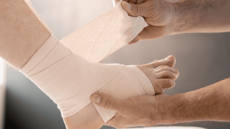 Bệnh nhân sẽ được cố định bằng đinh vít bên trong và bó bột trong khoảng 6 tuần