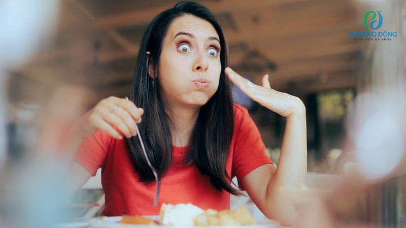 Thói quen ăn uống thiếu khoa học khiến miệng bị khô, bỏng rát