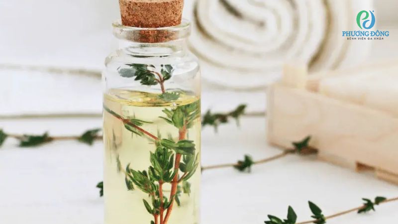 Súc miệng với tinh dầu để làm dịu tình trạng rốp lưỡi